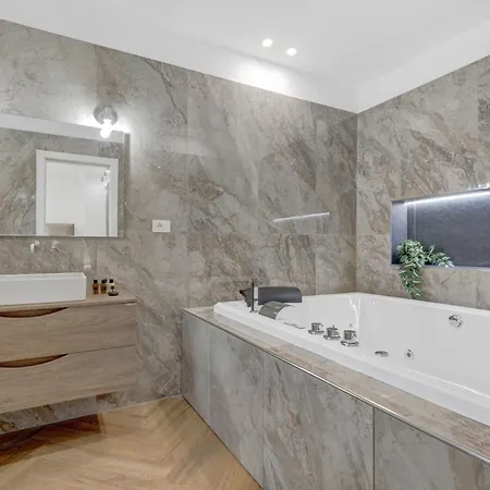 Piazza Mazzini Con Vasca Idromassaggio *